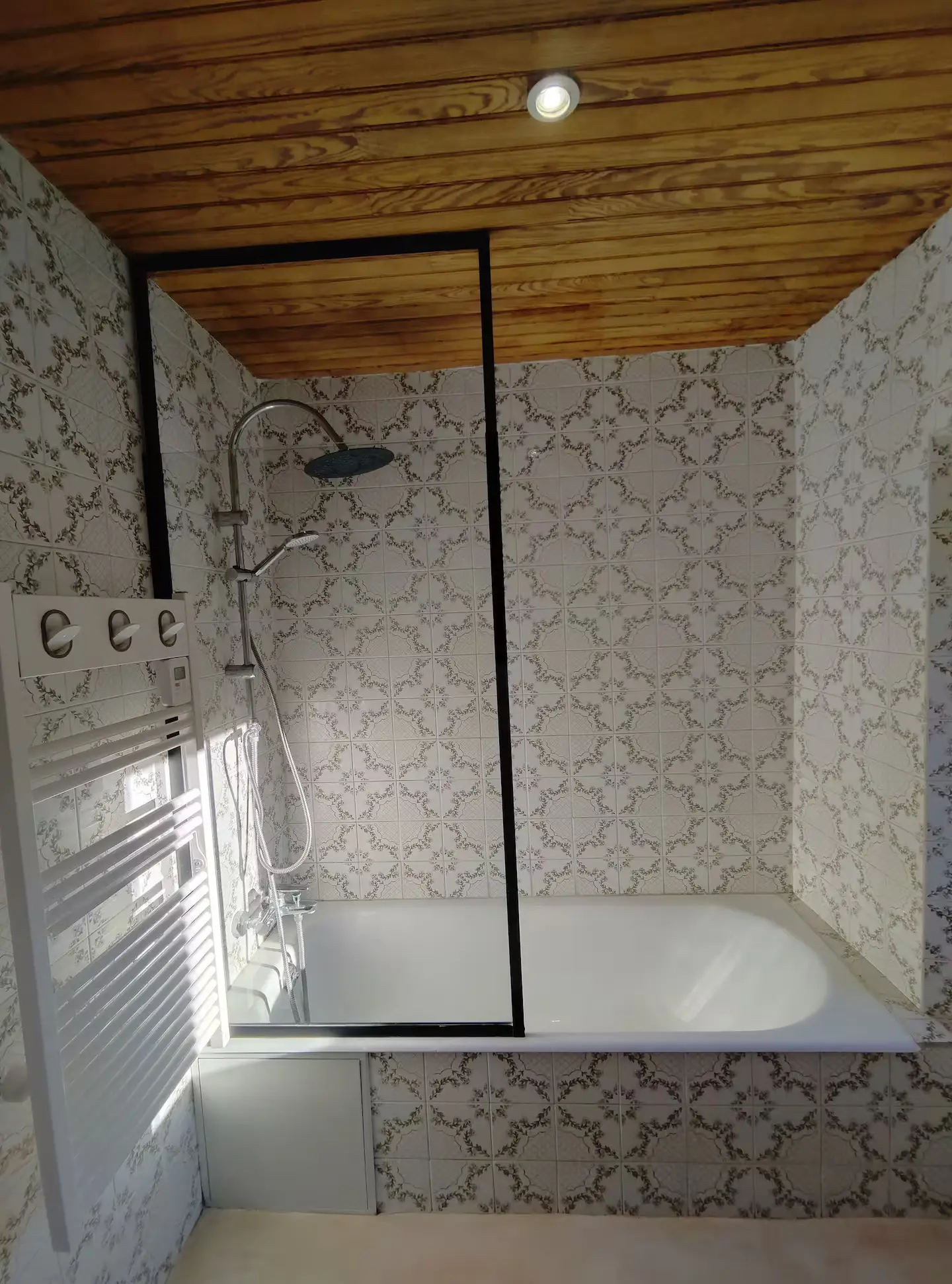 Salle de bain du rez-de-chaussée avec baignoire
