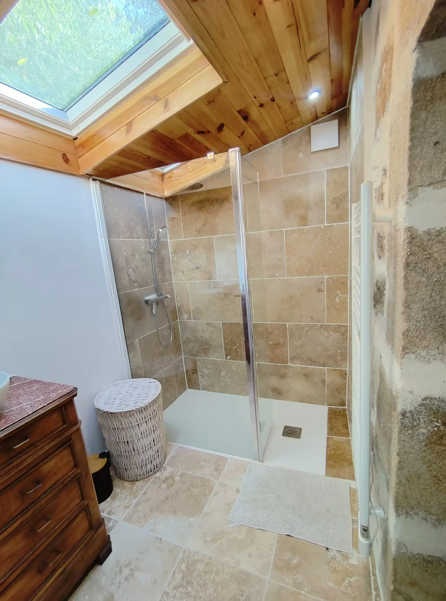 Salle de bain à l'étage avec douche sous toiture