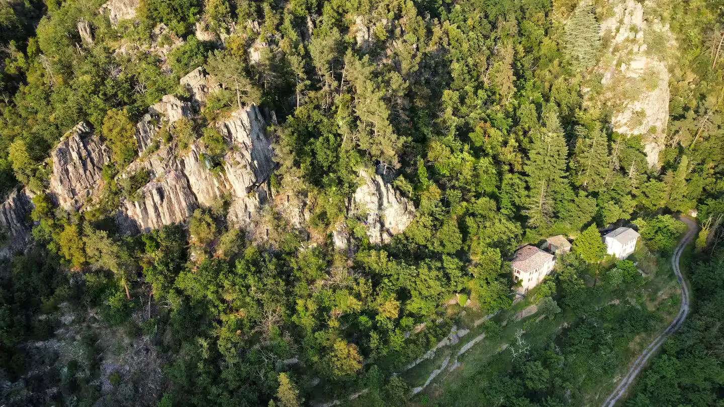 Vue drone du relief et des falaises autour du domaine