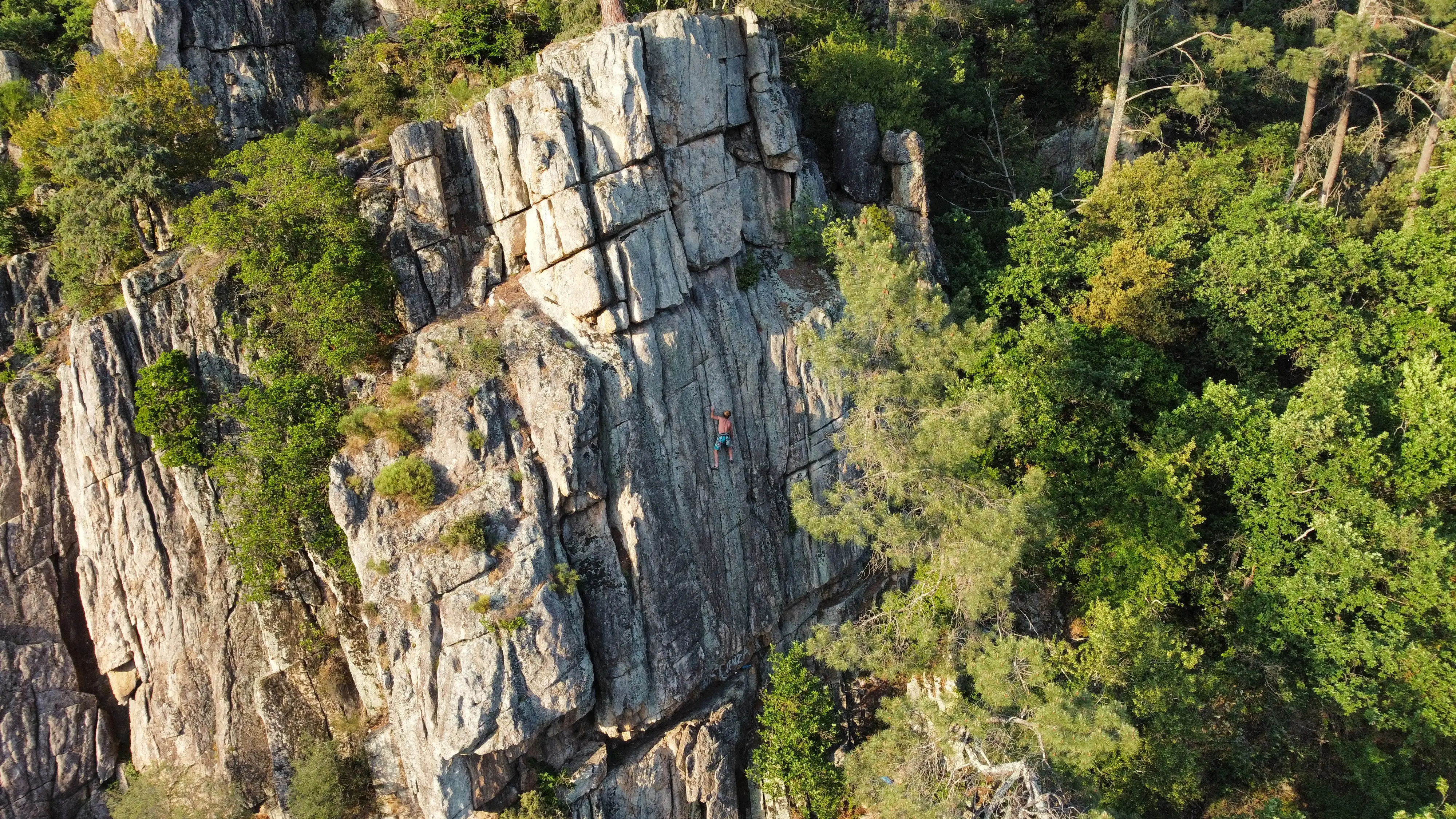 Falaise d'escalade dans la vallée près du domaine