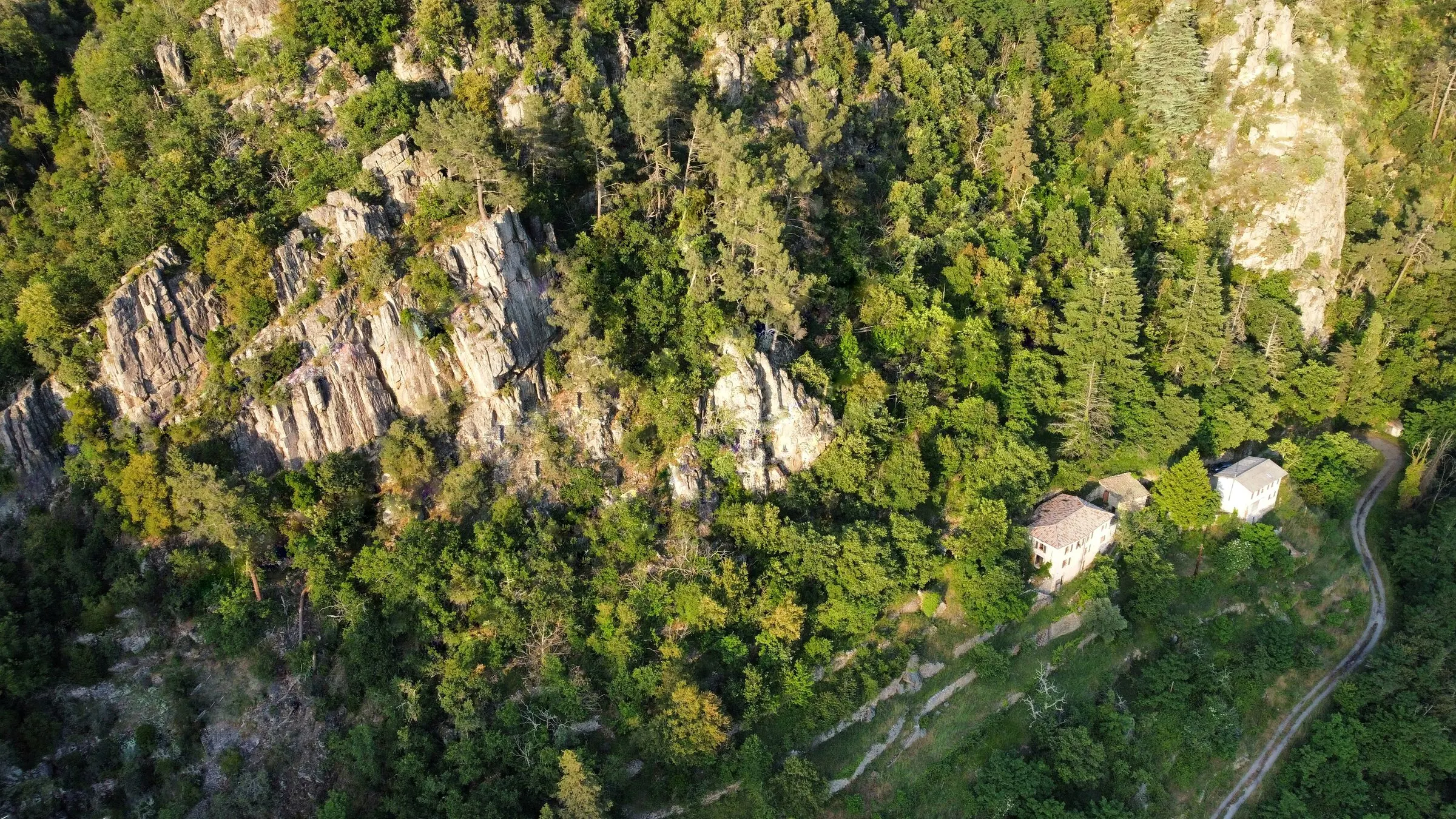 Vue drone de la falaise d'escalade et des maisons du Domaine Les Cabanes