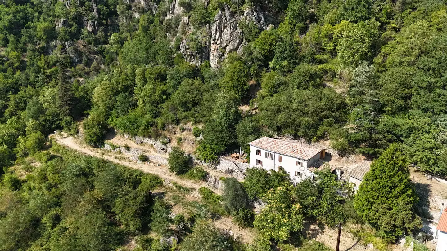 Vue drone de la maison en pierre et de son terrain