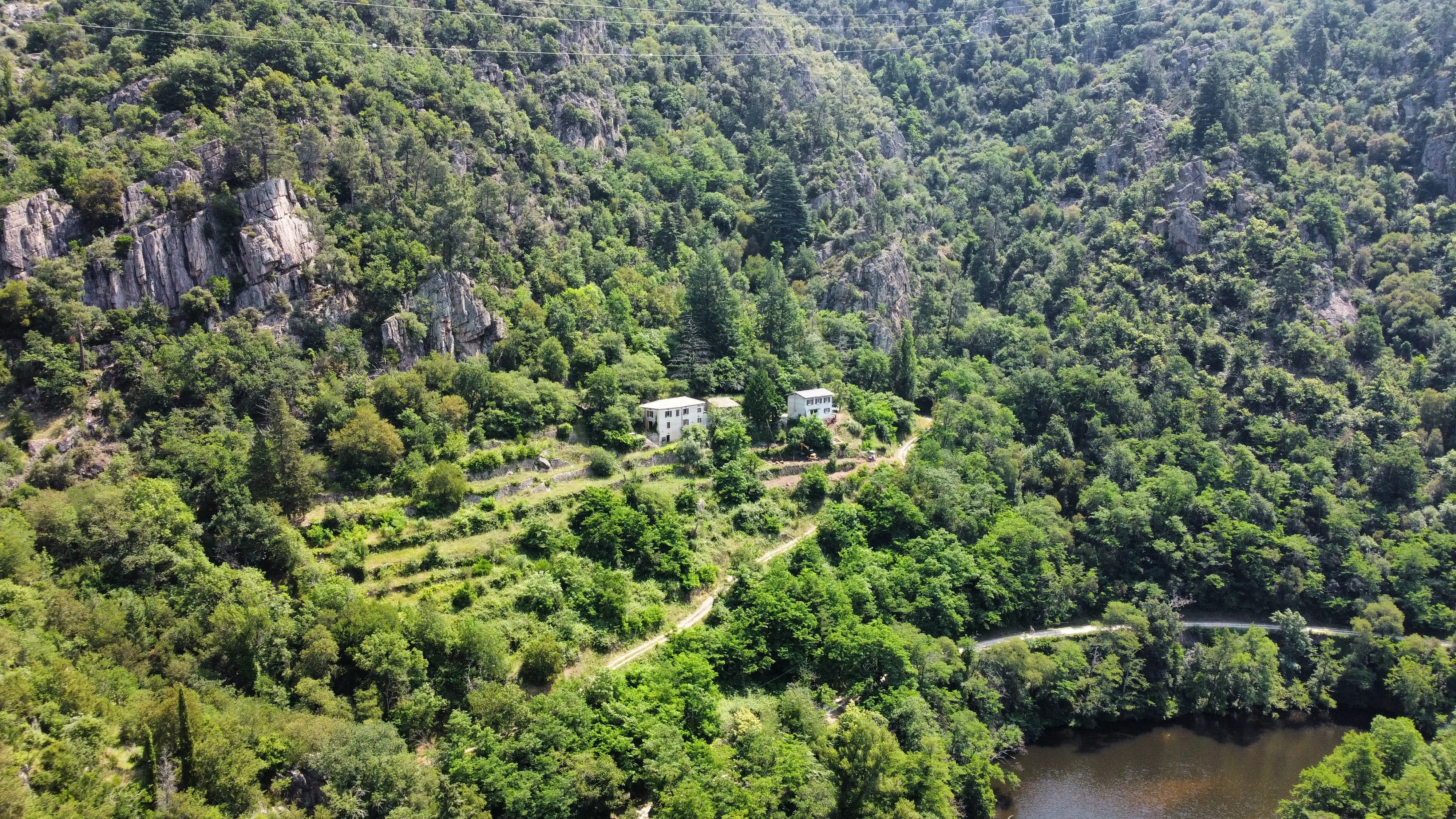 Le domaine et les falaises de la vallée de l'Eyrieux