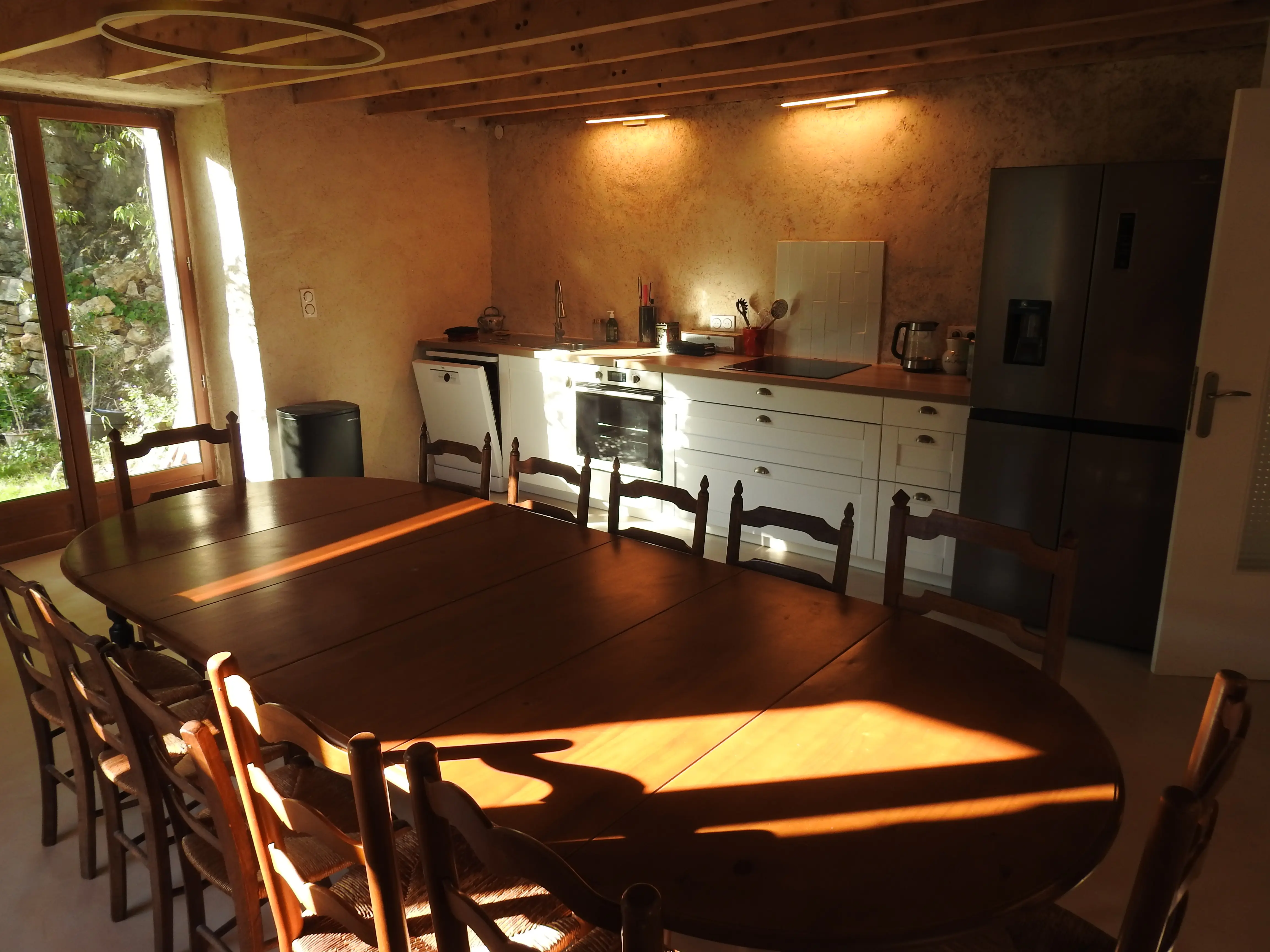 Cuisine équipée pour préparer des repas à dix