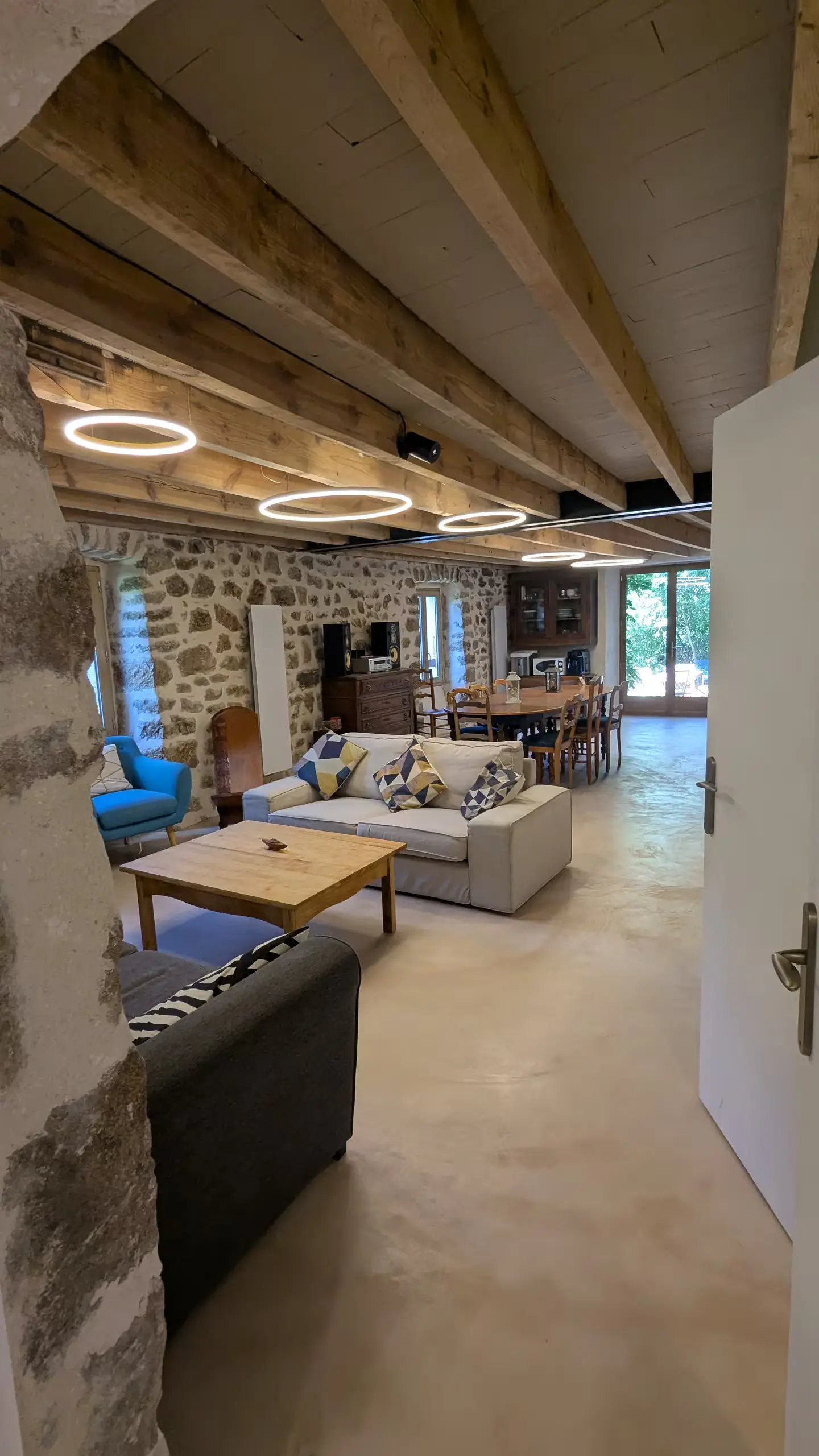Vue d'ensemble de la cuisine ouverte et de la pièce de vie