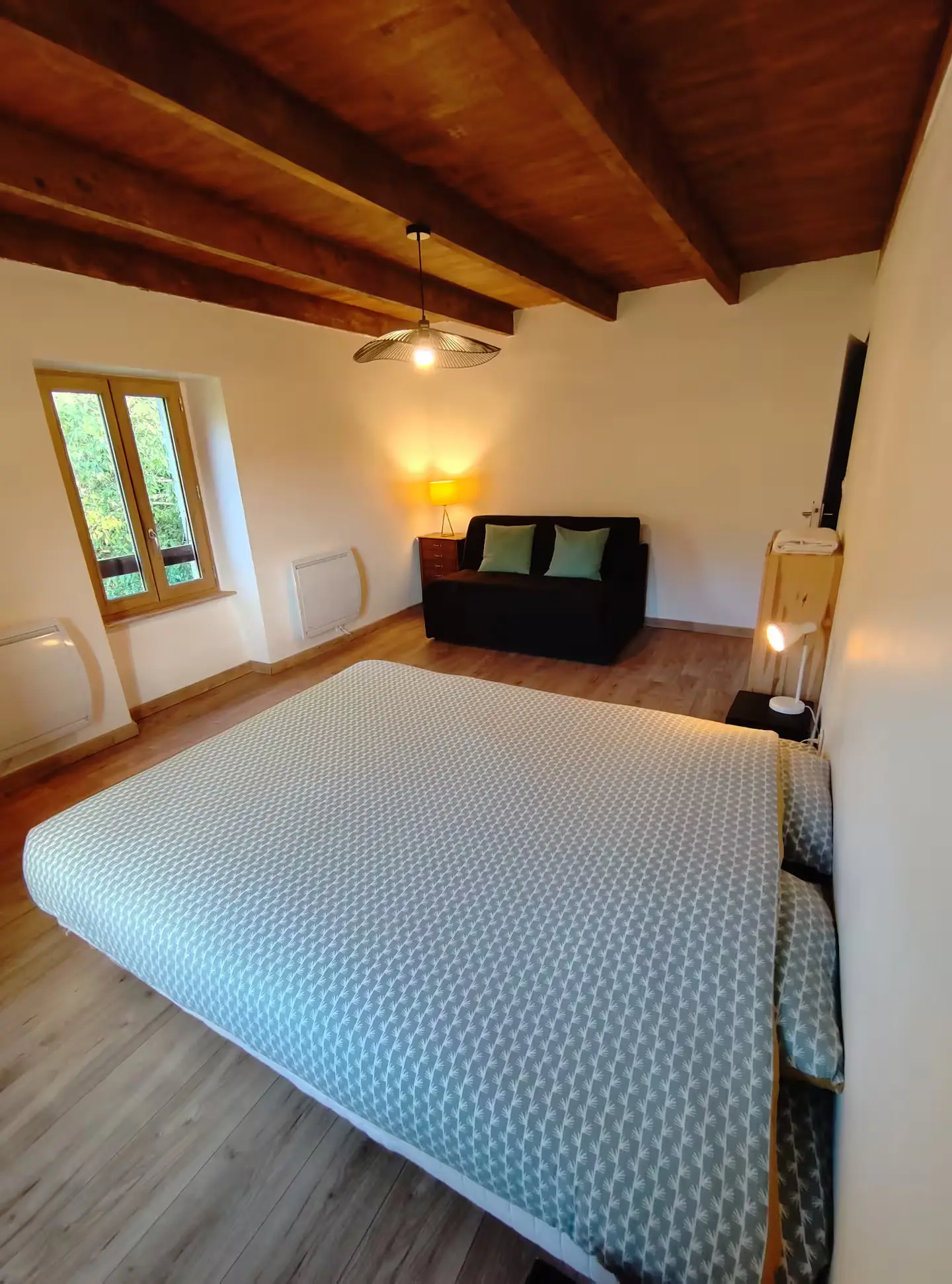 Chambre 1 avec lit double et poutres apparentes