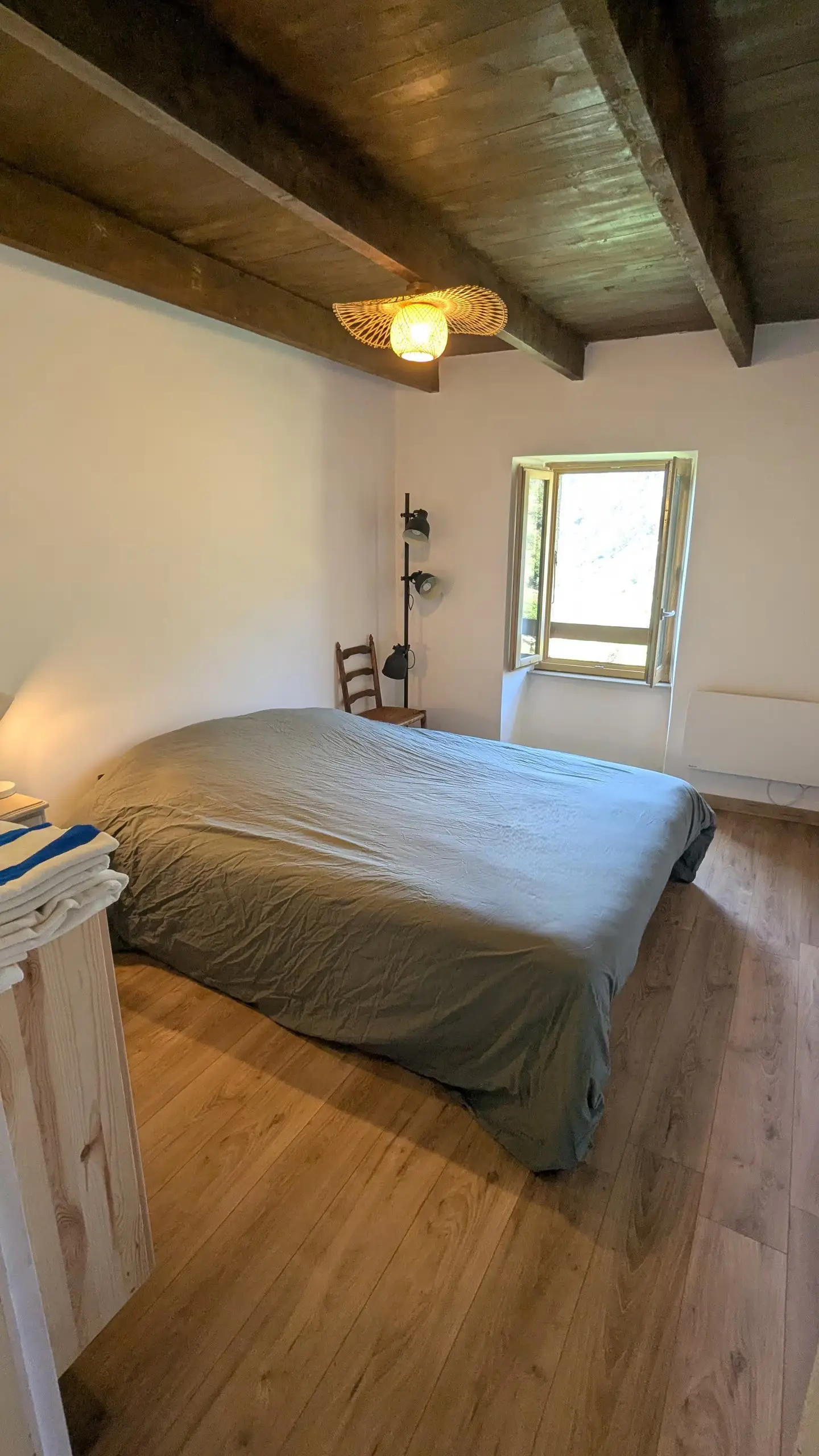 Chambre 2 avec lit double et fenêtre sur la vallée