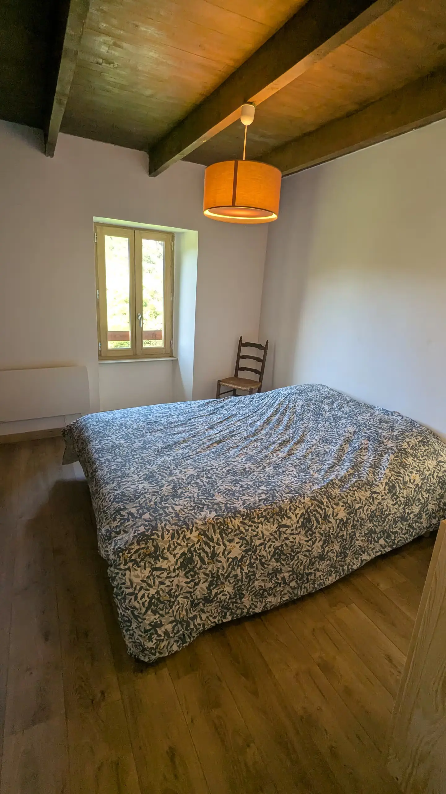 Chambre 3 avec lit double et fenêtre