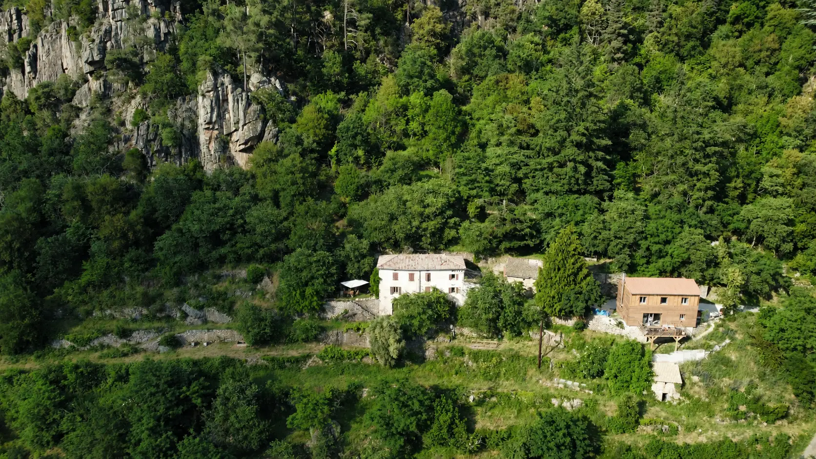 Vue drone des deux maisons séparées par la végétation et le relief